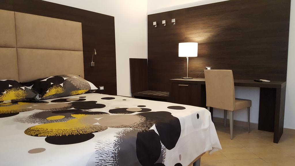 Una Finestra Su Monti Rome Luaran gambar